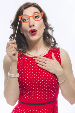 Şehvetli çekici beyaz esmer kız yüz önünde sanatsal gözlük tutan portresi.