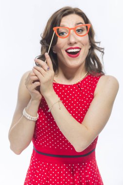 Sanatsal gözlük yüz önünde tutan beyaz esmer kız