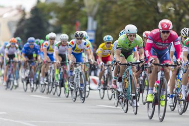 Grup gençlik yol bisiklet uluslararası yol Bisiklete binme rekabet Grand Prix Minsk-2017 sırasında profesyonel Peloton içinde