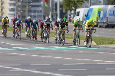 Grup gençlik yol bisiklet uluslararası yol Bisiklete binme rekabet Grand Prix Minsk-2017 sırasında profesyonel Peloton içinde