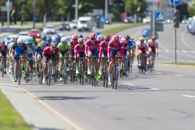 Gençlik yol bisikletçiler uluslararası yol Bisiklete binme rekabet Grand Prix Minsk-2017 sırasında profesyonel Peloton içinde