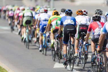 Gençlik yol bisikletçiler uluslararası yol Bisiklete binme rekabet Grand Prix Minsk-2017 sırasında profesyonel Peloton içinde