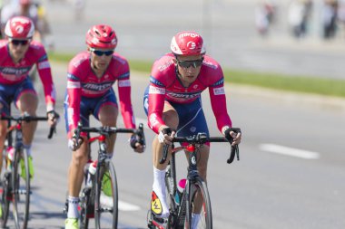 Gençlik yol bisikletçiler uluslararası yol Bisiklete binme rekabet Grand Prix Minsk-2017 sırasında profesyonel Peloton içinde