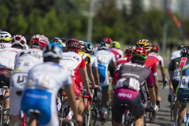 Gençlik yol bisikletçiler uluslararası yol Bisiklete binme rekabet Grand Prix Minsk-2017 sırasında profesyonel Peloton içinde