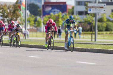 Gençlik yol bisikletçiler uluslararası yol Bisiklete binme rekabet Grand Prix Minsk-2017 sırasında profesyonel Peloton içinde