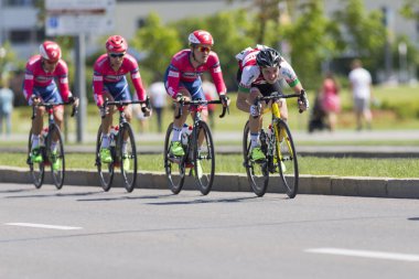 Gençlik yol bisikletçiler uluslararası yol Bisiklete binme rekabet Grand Prix Minsk-2017 sırasında profesyonel Peloton içinde