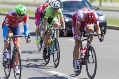 Gençlik yol bisikletçiler uluslararası yol Bisiklete binme rekabet Grand Prix Minsk-2017 sırasında profesyonel Peloton içinde