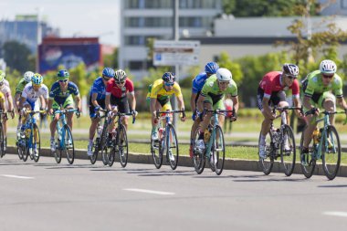 Gençlik yol bisikletçiler uluslararası yol Bisiklete binme rekabet Grand Prix Minsk-2017 sırasında profesyonel Peloton içinde