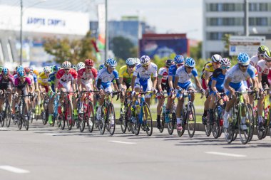 Gençlik yol bisikletçiler uluslararası yol Bisiklete binme rekabet Grand Prix Minsk-2017 sırasında profesyonel Peloton içinde