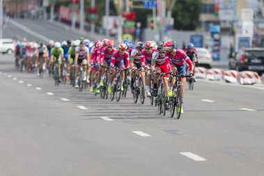 Gençlik yol bisikletçiler uluslararası yol Bisiklete binme rekabet Grand Prix Minsk-2017 sırasında profesyonel Peloton içinde