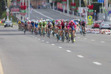 Gençlik yol bisikletçiler uluslararası yol Bisiklete binme rekabet Grand Prix Minsk-2017 sırasında profesyonel Peloton içinde