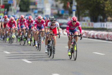 Gençlik yol bisikletçiler uluslararası yol Bisiklete binme rekabet Grand Prix Minsk-2017 sırasında profesyonel Peloton içinde