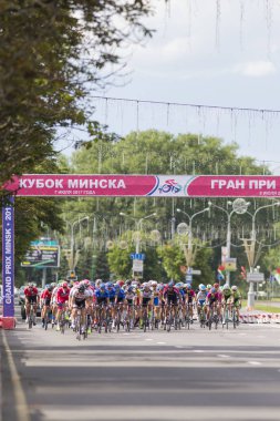 Grup gençlik yol bisiklet uluslararası yol Bisiklete binme rekabet Grand Prix Minsk-2017 sırasında profesyonel Peloton içinde