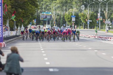 Evgeny Korolek Beyaz Rusya uluslararası yol Bisiklete binme rekabet Grand Prix Minsk sırasında bitiş çizgiyi Peloton önünde