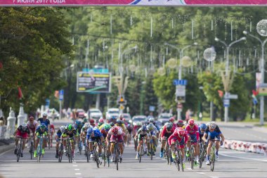 Evgeny Korolek Beyaz Rusya uluslararası yol Bisiklete binme rekabet Grand Prix Minsk-2017 sırasında bitiş çizgiyi Peloton önünde