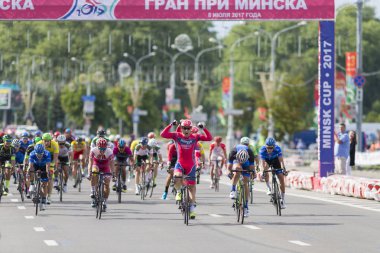 Evgeny Korolek Beyaz Rusya uluslararası yol Bisiklete binme yarışma sırasında bitiş çizgiyi Peloton önünde