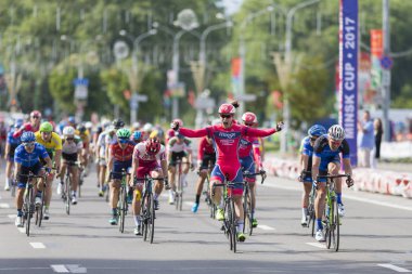 Evgeny Korolek Beyaz Rusya uluslararası yol Bisiklete binme rekabet Grand Prix Minsk-2017 sırasında bitiş çizgiyi Peloton önünde