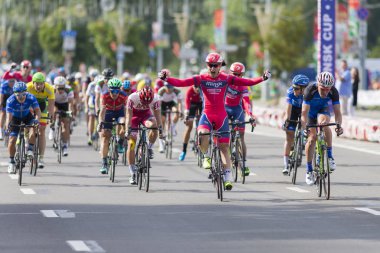 Evgeny Korolek Beyaz Rusya uluslararası yol Bisiklete binme rekabet Grand Prix Minsk-2017 sırasında bitiş çizgiyi Peloton önünde