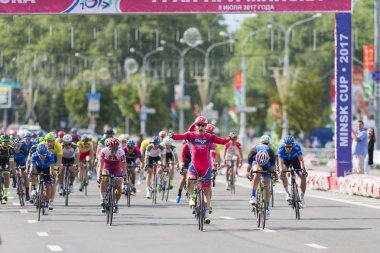 Evgeny Korolek Beyaz Rusya uluslararası yol Bisiklete binme rekabet Grand Prix Minsk-2017 sırasında bitiş çizgiyi Peloton önünde