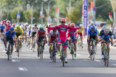 Evgeny Korolek Beyaz Rusya uluslararası yol Bisiklete binme rekabet Grand Prix Minsk-2017 sırasında bitiş çizgiyi Peloton önünde