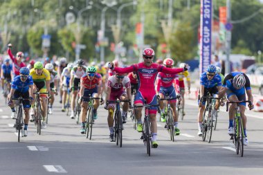 Evgeny Korolek Beyaz Rusya uluslararası yol Bisiklete binme rekabet Grand Prix Minsk-2017 sırasında bitiş çizgiyi Peloton önünde