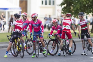 Profesyonel yol Bisiklete binme ekibinin onun zafer içinde uluslararası yol Bisiklete binme rekabet Grand Prix Minsk-2017 kutluyor