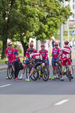 Profesyonel yol Bisiklete binme ekibinin onun zafer içinde uluslararası yol Bisiklete binme rekabet Grand Prix Minsk-2017 kutluyor