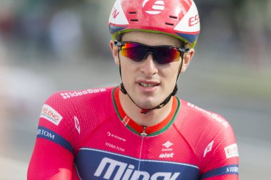 Profesyonel yol bisikletçi Evgeny Korolek rekabet Grand Prix Minsk-2017 Bisiklete binme uluslararası yolun bir kazanan olarak poz veriyor