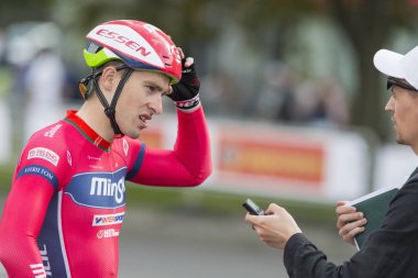 Profesyonel yol bisikletçi Evgeny Korolek rekabet Grand Prix Minsk-2017 Bisiklete binme uluslararası yolun bir kazanan olarak poz veriyor
