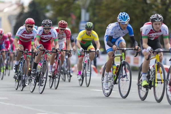 Grup gençlik yol bisiklet uluslararası yol Bisiklete binme rekabet Grand Prix Minsk-2017 sırasında profesyonel Peloton içinde