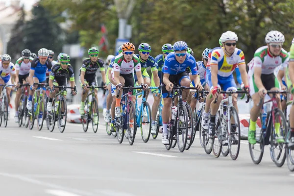 Grup gençlik yol bisiklet uluslararası yol Bisiklete binme rekabet Grand Prix Minsk-2017 sırasında profesyonel Peloton içinde