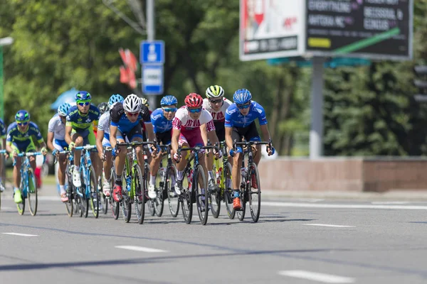 Grup gençlik yol bisiklet uluslararası yol Bisiklete binme rekabet Grand Prix Minsk-2017 sırasında profesyonel Peloton içinde