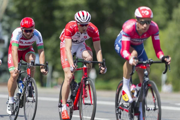Grup gençlik yol bisiklet uluslararası yol Bisiklete binme rekabet Grand Prix Minsk-2017 sırasında profesyonel Peloton içinde