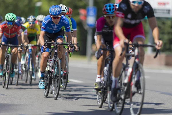 Grup gençlik yol bisiklet uluslararası yol Bisiklete binme rekabet Grand Prix Minsk-2017 sırasında profesyonel Peloton içinde