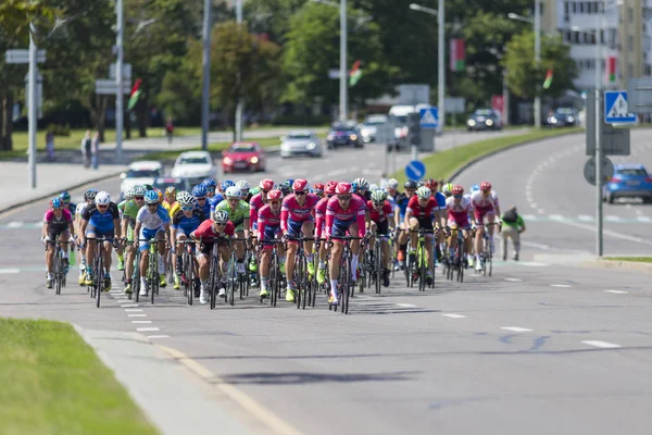 Grup gençlik yol bisiklet uluslararası yol Bisiklete binme rekabet Grand Prix Minsk-2017 sırasında profesyonel Peloton içinde