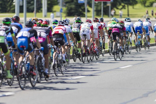 Grup gençlik yol bisiklet uluslararası yol Bisiklete binme rekabet Grand Prix Minsk-2017 sırasında profesyonel Peloton içinde