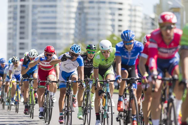 Grup gençlik yol bisiklet uluslararası yol Bisiklete binme rekabet Grand Prix Minsk-2017 sırasında profesyonel Peloton içinde