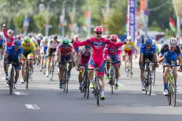 Evgeny Korolek Beyaz Rusya uluslararası yol Bisiklete binme rekabet Grand Prix Minsk-2017 sırasında bitiş çizgiyi Peloton önünde