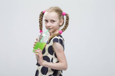 Şirin ve gülümseyen beyaz küçük kız ile Pigtails