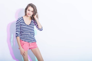 Gençlik yaşam tarzı kavram ve fikirler. Çizgili gömlekli beyaz esmer kız portresi uçuruyor el ile.