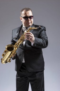 Beyaz saksafon çalar saksafon Studio ile poz güneş gözlüğü