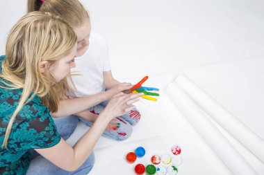 Anne küçük kızı el Pint birlikte Indoors.Against beyaz yapma.