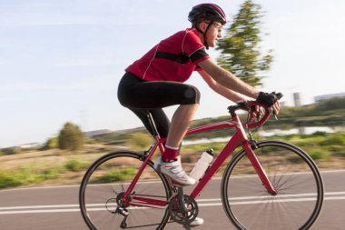  Profesyonel erkek bisikletçi bisiklet açık havada bir yolculuk sırasında. Kaydırma tekniği