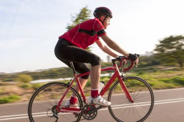  Profesyonel erkek bisikletçi bisiklet açık havada bir yolculuk sırasında. Kaydırma tekniği.