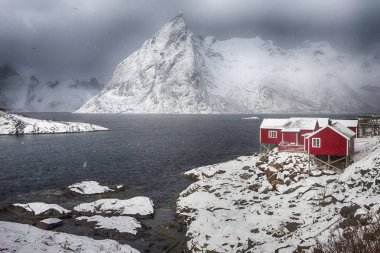 Hamnoy Köyü Lofoten Adaları, geleneksel kırmızı Norveç evlerin blok.
