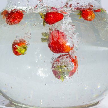 Çilek suyu ile demet akvaryumda su sıçramalarına.