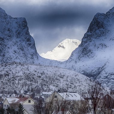 Snowy Norveç Dağları Lofoten Adaları'nın yüksek yamaçlarında.