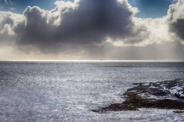 İnanılmaz ince çizgi Lofoten Adaları Norveç'te denize üzerinde ufuk üzerinde gidiş güneş ışığının güneş. 