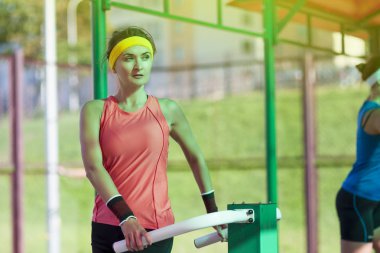 Açık egzersiz yapıyor iki etkin beyaz kadın sporcular iyi uyum