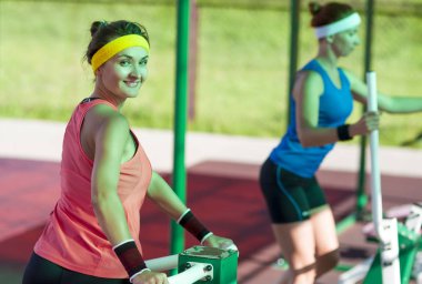 İki etkin beyaz iyi açık egzersiz yapıyor yerleştirmek. Bir atlet düz görüş-e doğru seyir